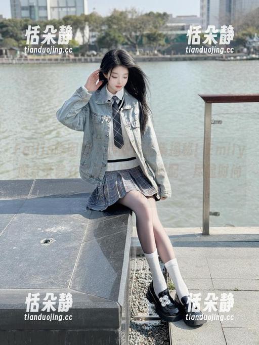 Feilin嗲囡囡 - 最新作品集揭秘！Emily顾奈奈酱在礼服中的华丽搭配，尽显时尚风范！.txt