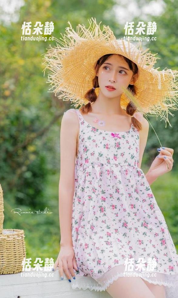 Feilin嗲囡囡 - 小蛮妖yummy夏天写真全集：尽享原图带来的极致视觉盛宴.txt