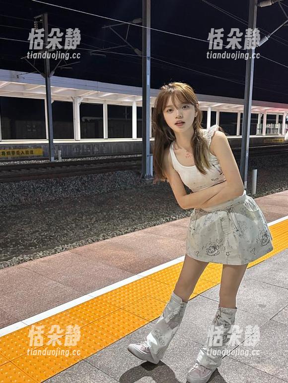 HuaYang花漾 - 让周大萌清纯写真合集带你回到那个无忧无虑的纯真年代！.txt