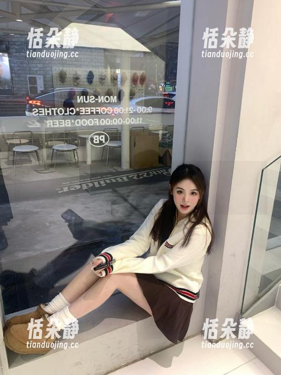 HuaYang花漾 - 葛征Model的丝袜套图：在无圣光的映衬下绽放出迷人光彩.txt