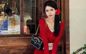HuaYan花の颜 – Emily顾奈奈泳池写真原图：水面倒映下的幸福与自由尽情绽放.txt