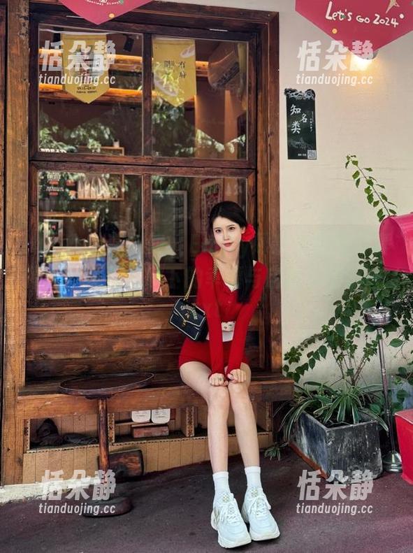 HuaYan花の颜 - Emily顾奈奈泳池写真原图：水面倒映下的幸福与自由尽情绽放.txt