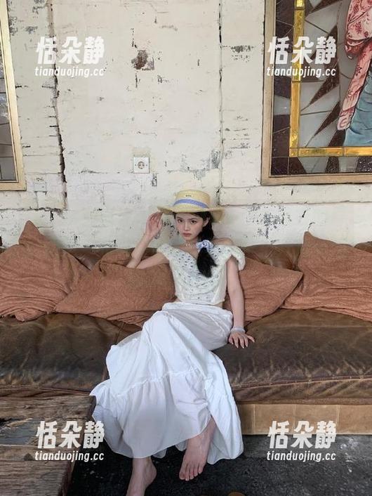 IMiss爱蜜社 - 乐乐Mango与毛衣的奇妙邂逅：充满灵感的写真和壁纸开启时尚之旅.txt