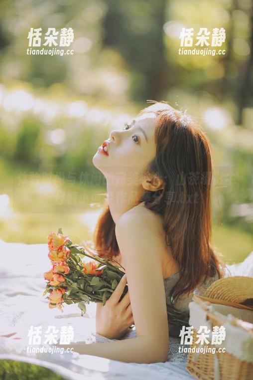 体验时尚与休闲的完美结合：山茶摄影牛仔裤小西装作品集分享.txt