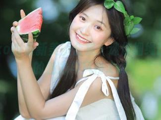 KuukoW最新美图合集：迷你细绳比基尼的魅力与风格.txt