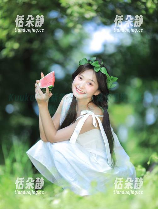 KuukoW最新美图合集：迷你细绳比基尼的魅力与风格.txt
