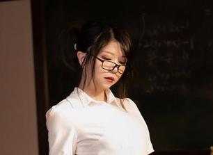 走进Leah梓未的皮衣作品集，分享她独特视角下的时尚摄影旅程.txt