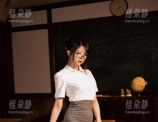 走进Leah梓未的皮衣作品集，分享她独特视角下的时尚摄影旅程.txt