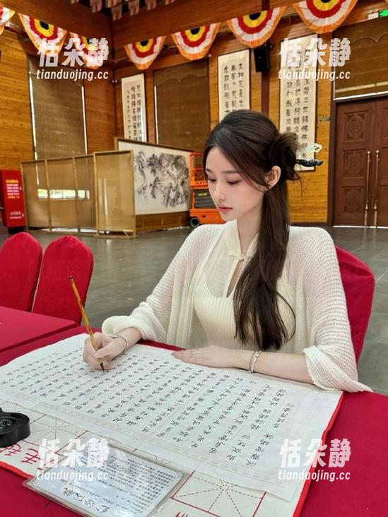 MyGirl美媛馆 - 不可错过的唐琪儿il美脚精选套图，点燃你心中的潮流激情.txt