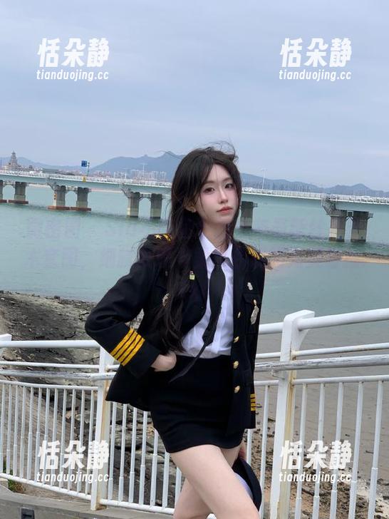 微密圈 - Sia不吃鱼全新发布最新丝足艺术套图，细腻纹理与柔美曲线的完美碰撞.txt