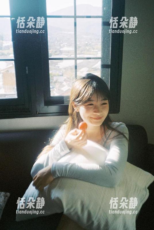 在轨道上舞动：Sonson(손손)Bimilstory高清壁纸让你领略地铁的时尚气息.txt