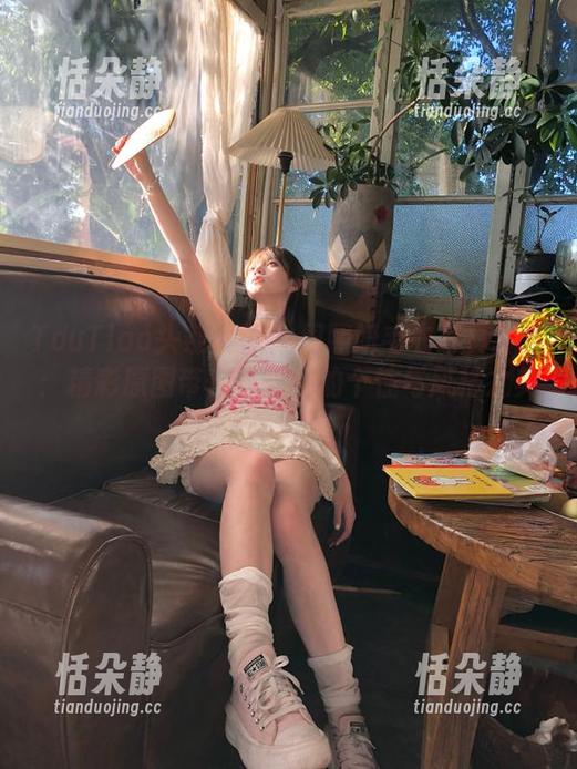 TouTiao头条女神 - 周熙妍毛衣写真分享：精彩原图带你体验她的个性与风格之美！.txt