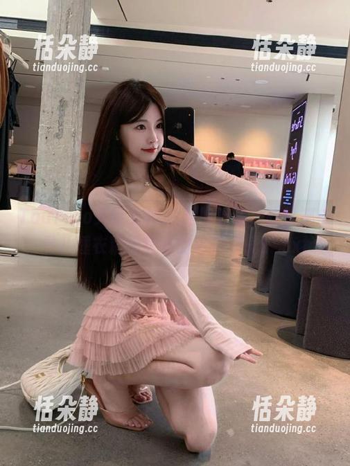 TouTiao头条女神 - 拥抱舒适，欣赏娜依灵儿睡衣精选套图的绝美时光！.txt