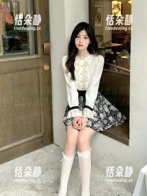 TouTiao头条女神 - 精美索菲娅泳装原图资源，记录每一瞬间的动人时刻！.txt
