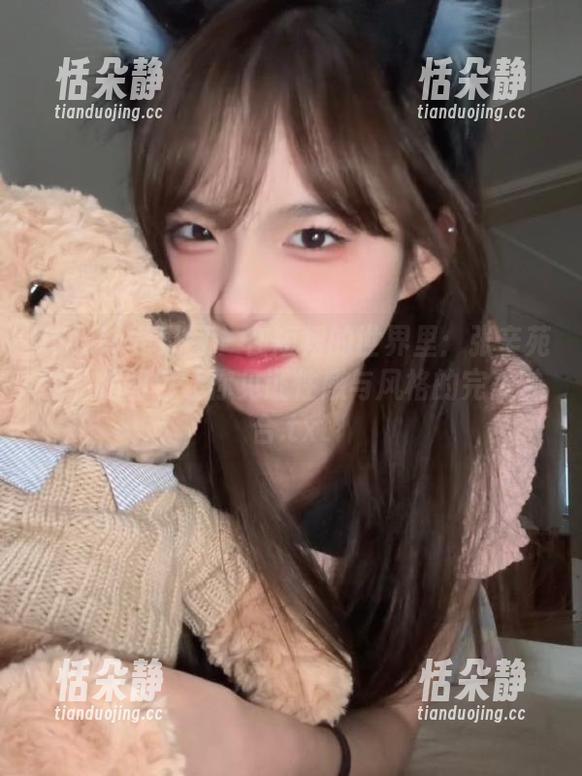 UGirls尤果网 - 在短裙的世界里：张辛苑的私拍图包让你见证性感与风格的完美融合.txt