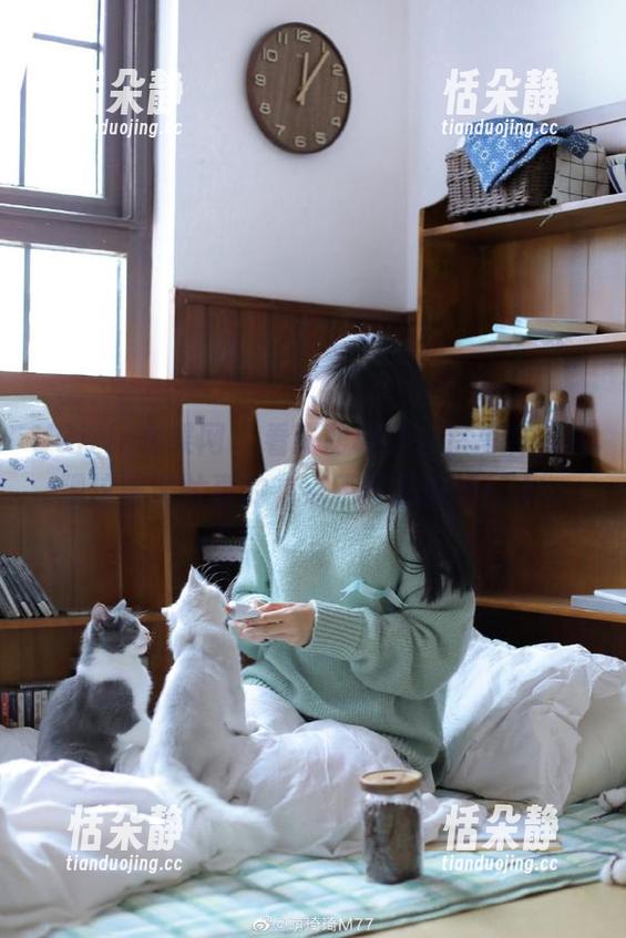 UGirls尤果网 - 看张馥棋办公室写真，发现这些照片真的有点不可思议啊！.txt