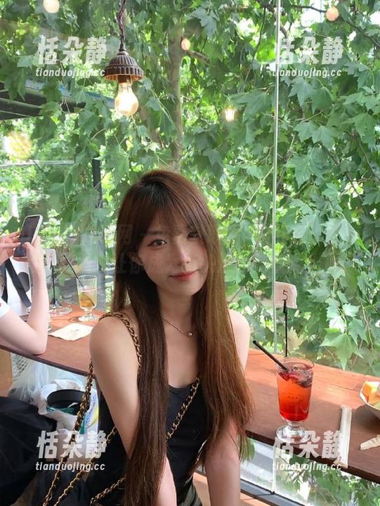 UGirls尤果网 - 免费获取温鈊怡红裙的精美写真图册，让你成为街头风尚的焦点！.txt