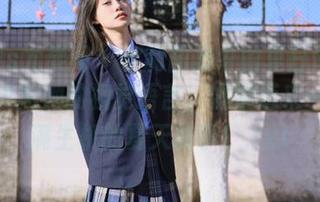 UGirls尤果网 – 定制图集中的夏日奇幻：萌琪琪用她的视觉语言，娓娓道来一个充满生机的夏天故事！.txt