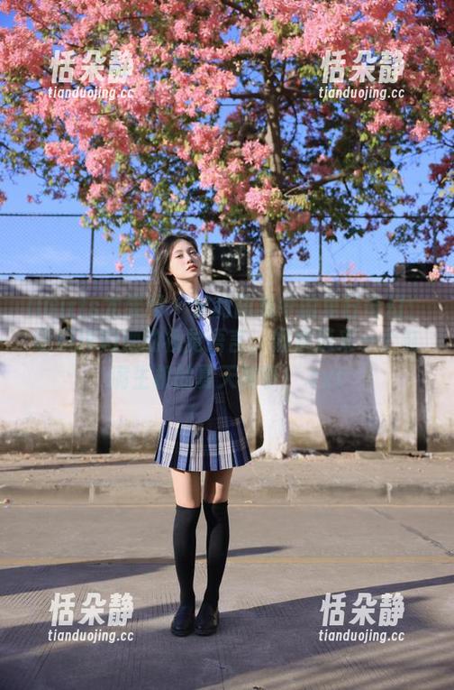 UGirls尤果网-萌琪琪 UGirls尤果网 - 定制图集中的夏日奇幻:萌琪琪用她的视觉语言,娓娓道来一个充满生机的夏天故事!.txt