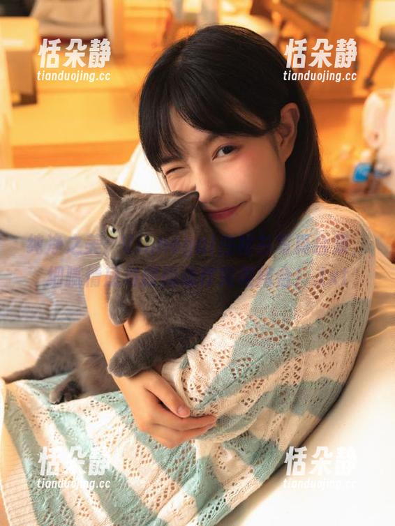 纯净之美：Vinnegal白衬衫写真合集，细腻情感与时尚动作完美结合！.txt