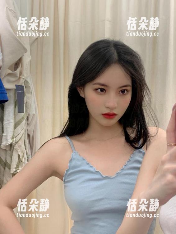 走进Vinnegal的天台私拍图集，捕捉每个瞬间的优雅与美丽.txt