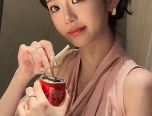 在图库中感受Vinnegal日常的真实与优雅，快下载她的写真，让美好瞬间永久定格！.txt