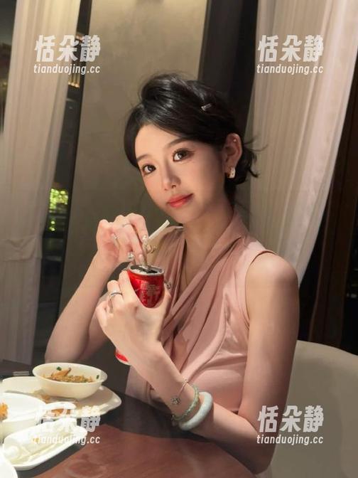 在图库中感受Vinnegal日常的真实与优雅，快下载她的写真，让美好瞬间永久定格！.txt