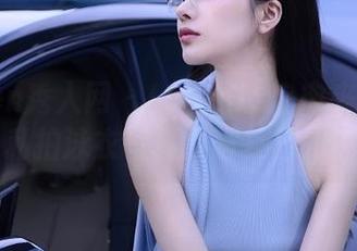 Xiuren秀人网 – Lavinia肉肉来自水的召唤：私拍泳衣写真打破夏日的沉闷.txt