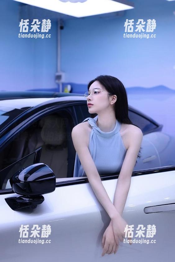Xiuren秀人网 - Lavinia肉肉来自水的召唤：私拍泳衣写真打破夏日的沉闷.txt