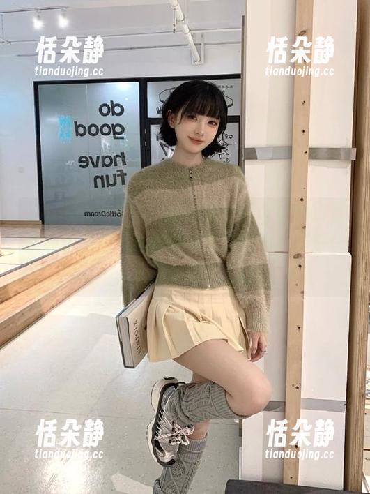 Xiuren秀人网 - 快来观看吃白菜的vi菜菜制服图包，体验她的独特魅力，简直让人心动不已！.txt