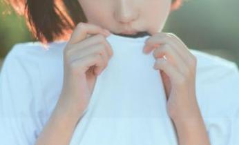 Xiuren秀人网 – 探索容容容Alice的摄影世界：无圣光美图与套装的完美结合.txt