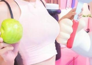 Xiuren秀人网 – 海边的阳光下，小嘉敏的自然美：查看原图和别致图片展现她的风采.txt