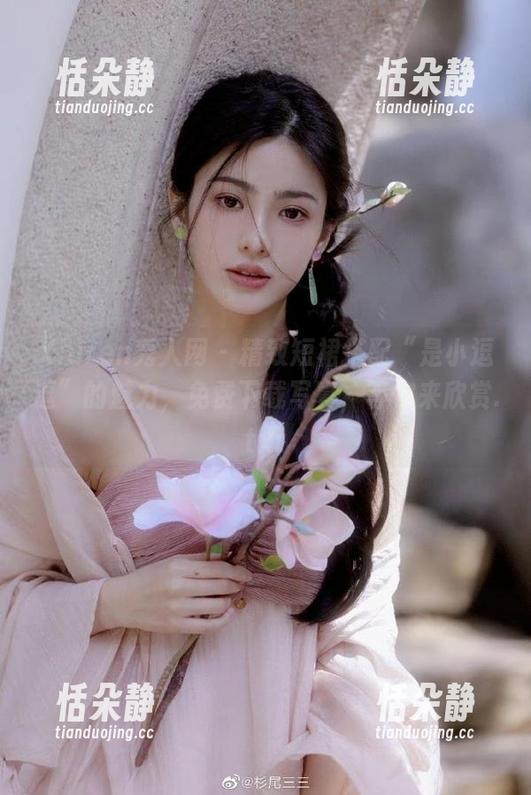 Xiuren秀人网 - 精致短裙搭配“是小逗逗”的魅力，免费下载写真，等你来欣赏.txt