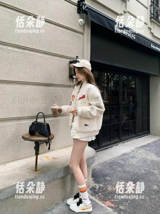 Xiuren秀人网-萝莉悠悠酱 Xiuren秀人网 - 在海边绽放的自信:萝莉悠悠酱独特风格的写真作品集.txt