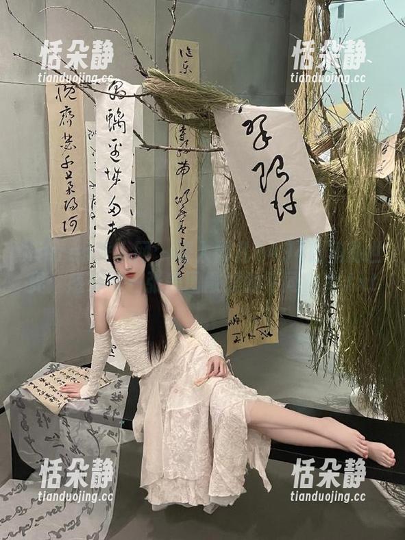 Xiuren秀人网 - 深入雨儿1494白裙的世界：感受每一张美图散发的不同魅力.txt