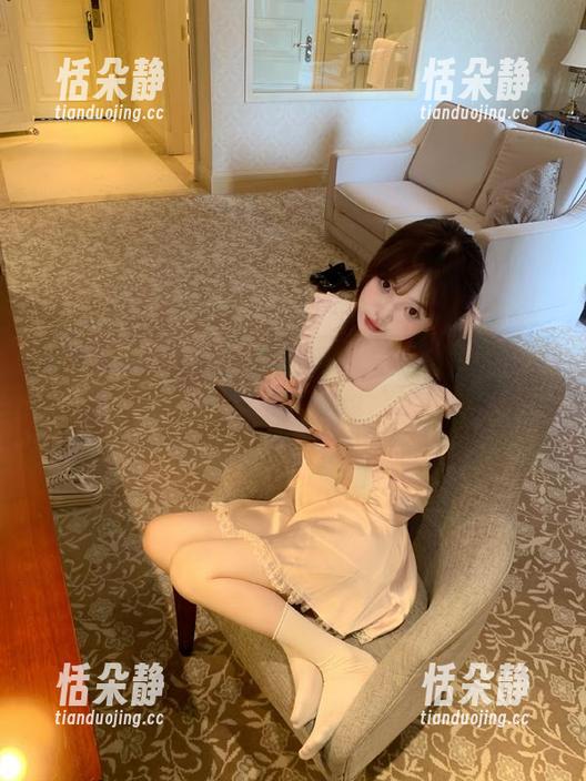 ZinieQ为你奉上美腿写真，让这些照片带你入迷的美图之旅！.txt