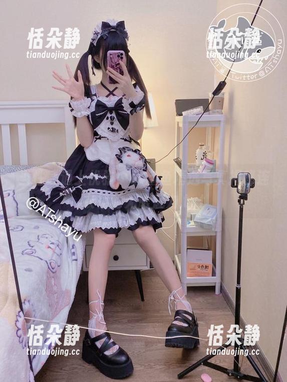 当性感遇上优雅，at鲨鱼精选写真揭秘连衣裙的无限魅力.txt