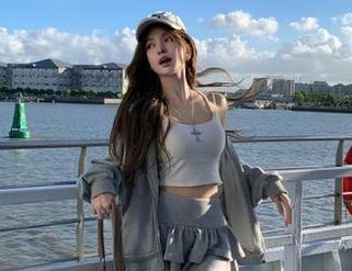 beautyleg – Cathy的灰丝写真：图册中绽放的每一个瞬间.txt