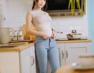一智智的写真作品：水中的优雅与挑战，竞泳让我无限遐想.txt
