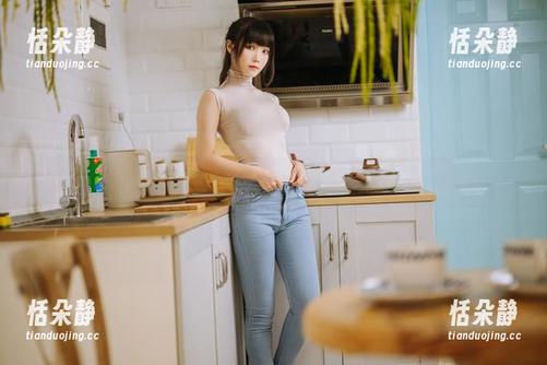 一智智的写真作品：水中的优雅与挑战，竞泳让我无限遐想.txt