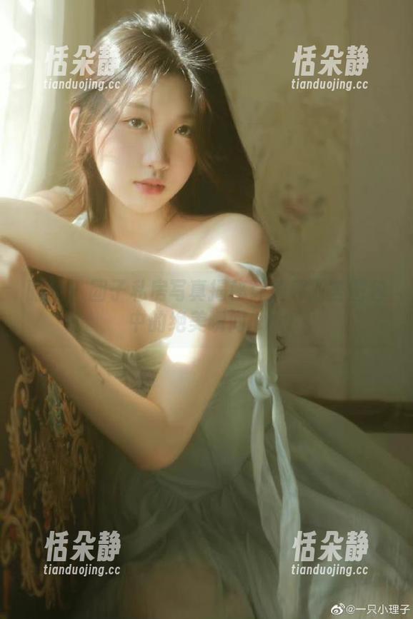 丽柜 - 团子私房写真揭秘：绮靡双笙图包中的绝美瞬间.txt