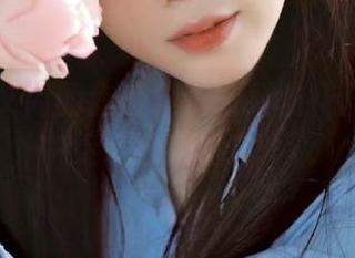 丽柜 – 文芮的作品集：颤抖的花蕊在图库中绽放独特魅力.txt