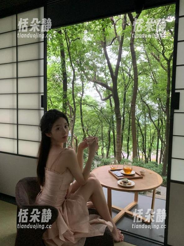 丽柜-柒柒 丽柜 - 最新写真集:“柒柒JK”的多面魅力,跨越季节的浪漫印记!.txt