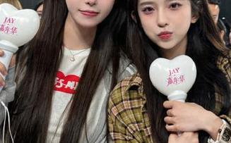 丽柜 – 白云的丝袜诱惑：精致写真图片合集，诠释优雅与性感的结合.txt