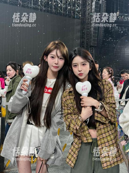 丽柜 - 白云的丝袜诱惑：精致写真图片合集，诠释优雅与性感的结合.txt