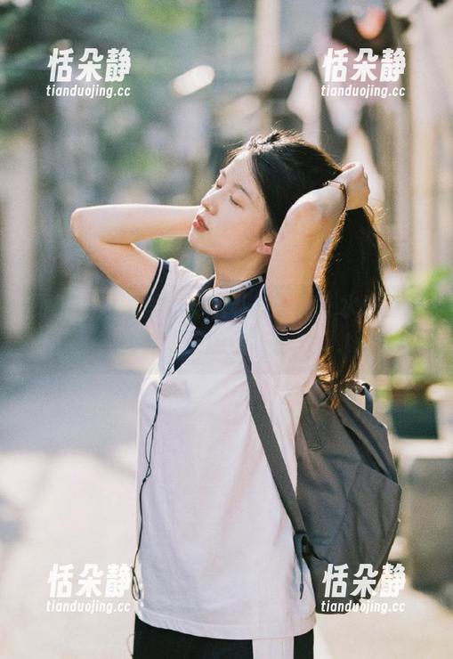 丽柜 - 泳池里的蕊蕊私拍写真，水光潋滟，简直是夏天的解暑良方！.txt