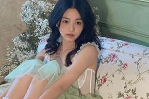 追寻乔依丝作品中的白衬衫之美：精致写真资源为你的创作带来灵感与热情.txt