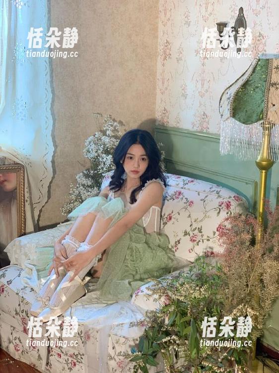 追寻乔依丝作品中的白衬衫之美：精致写真资源为你的创作带来灵感与热情.txt
