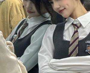 克拉女神 – 每一帧都是艺术：依娜丝制服主题的美图与照片欣赏.txt