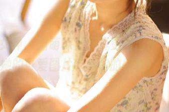 克拉女神 – 嘉萌裸足写真更新出炉，来看看她的可爱图片带给你的快乐！.txt